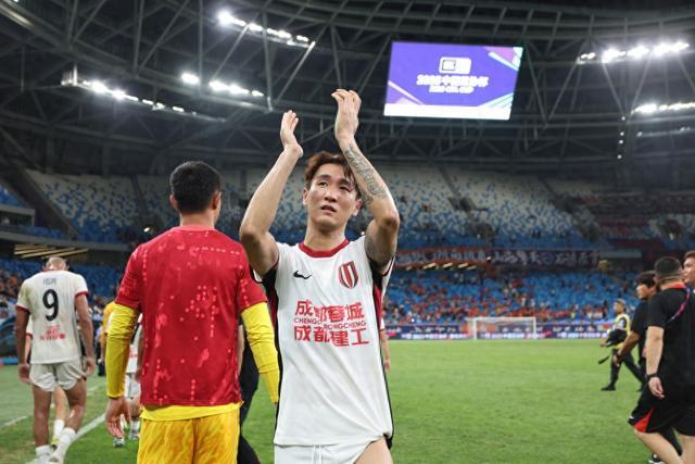 关于球迷辱骂韦世豪妻子！队友发声：有些看台连做人的底线的信息
