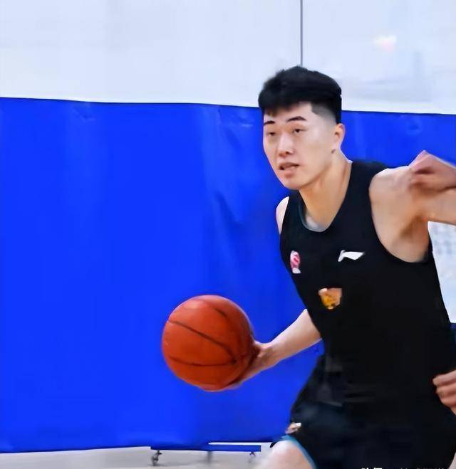 包含广东男篮张昊训练日常投射训练&结合球出手的词条
